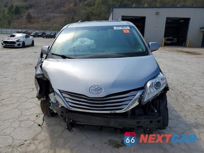 Piąte zdjęcie samochodu w środku: 2017 TOYOTA SIENNA XLE 8-PASSENGER VIN:5TDYZ3DCXHS838558 - miniatura