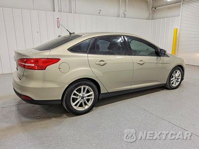 Trzecie zdjęcie samochodu z tyłu: 2015 FORD FOCUS SE VIN:1FADP3F21FL211132 - miniatura