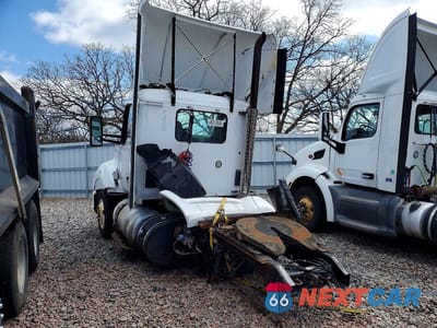 Trzecie zdjęcie samochodu z tyłu: 2015 KENWORTH T680 SEMI TRUCK VIN:1XKYA48X0FJ403332 - miniatura