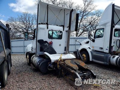 Trzecie zdjęcie samochodu z tyłu: 2015 KENWORTH T680 SEMI TRUCK VIN:1XKYA48X0FJ403332 - miniatura