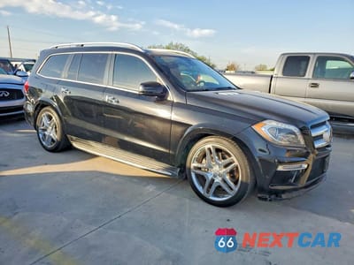 Czwarte zdjęcie samochodu z boku: 2015 MERCEDES-BENZ GL 550 4MATIC VIN:4JGDF7DE0FA446467 - miniatura