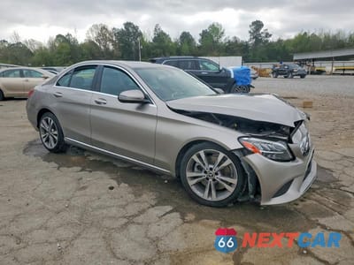 Czwarte zdjęcie samochodu z boku: 2019 MERCEDES-BENZ C 300 VIN:55SWF8DB9KU319032 - miniatura