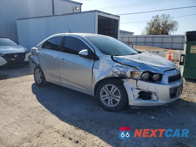 Czwarte zdjęcie samochodu z boku: 2013 CHEVROLET SONIC LT VIN:1G1JC5SBXD4256970 - miniatura