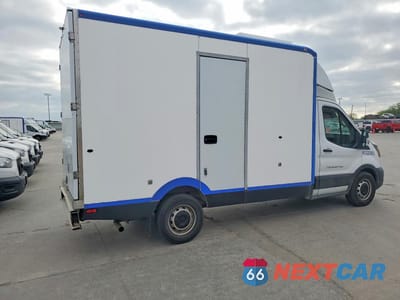 Trzecie zdjęcie samochodu z tyłu: 2022 FORD TRANSIT DELIVERY TRUCK VIN:1FDBW5Z85NKA31958 - miniatura