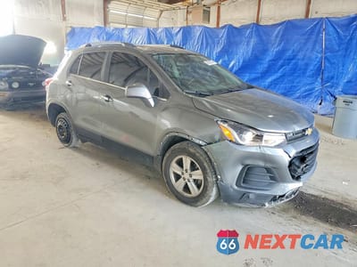 Czwarte zdjęcie samochodu z boku: 2020 CHEVROLET TRAX 1LT VIN:3GNCJLSB8LL141908 - miniatura
