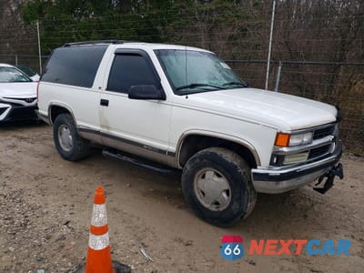 Czwarte zdjęcie samochodu z boku: 1995 CHEVROLET TAHOE K1500 VIN:3GNEK18KXSG107106 - miniatura