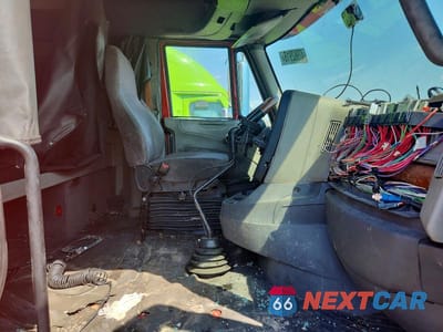 Piąte zdjęcie samochodu w środku: 2014 INTERNATIONAL PROSTAR SEMI TRUCK VIN:3HSDJSJR8EN034975 - miniatura