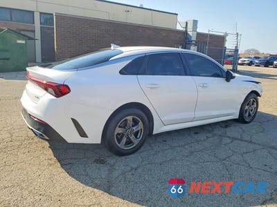 Trzecie zdjęcie samochodu z tyłu: 2021 KIA K5 LX VIN:5XXG14J24MG072052 - miniatura