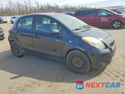 Czwarte zdjęcie samochodu z boku: 2009 TOYOTA YARIS BASE VIN:JTDKT903X95263644 - miniatura