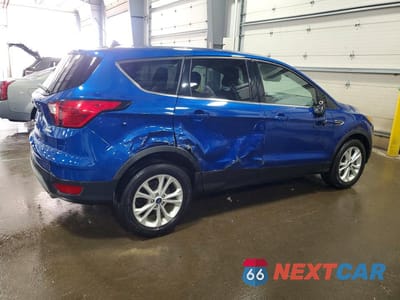 Trzecie zdjęcie samochodu z tyłu: 2019 FORD ESCAPE SE VIN:1FMCU9GD5KUA71765 - miniatura