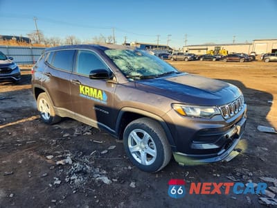 Czwarte zdjęcie samochodu z boku: 2023 JEEP COMPASS SPORT VIN:3C4NJDAN7PT520519 - miniatura