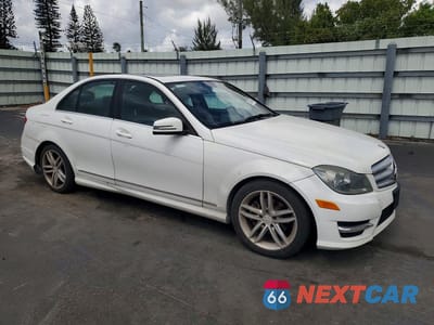 Czwarte zdjęcie samochodu z boku: 2013 MERCEDES-BENZ C 250 VIN:WDDGF4HB7DR279254 - miniatura