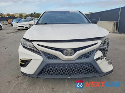 Piąte zdjęcie samochodu w środku: 2018 TOYOTA CAMRY LE VIN:4T1B11HK0JU569891 - miniatura