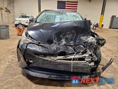 Piąte zdjęcie samochodu w środku: 2018 TOYOTA PRIUS THREE VIN:JTDKARFU3J3065347 - miniatura