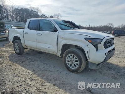 Czwarte zdjęcie samochodu z boku: 2025 TOYOTA TACOMA SR5 VIN:3TMLB5JN8SM207668 - miniatura