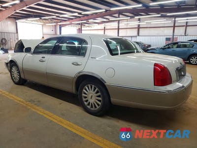 Drugie zdjęcie samochodu z przodu: 2004 LINCOLN TOWN CAR EXECUTIVE VIN:1LNHM81WX4Y672630 - miniatura