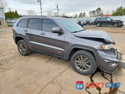 Czwarte zdjęcie samochodu z boku: 2016 JEEP GRAND CHEROKEE LAREDO VIN:1C4RJFAG0GC420871 - miniatura