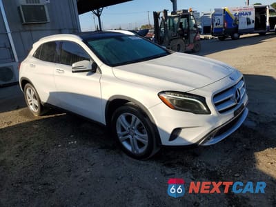 Czwarte zdjęcie samochodu z boku: 2015 MERCEDES-BENZ GLA 250 VIN:WDCTG4EB9FJ151801 - miniatura
