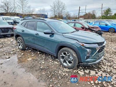 Czwarte zdjęcie samochodu z boku: 2025 CHEVROLET TRAX 1LT VIN:KL77LHEP3SC134333 - miniatura