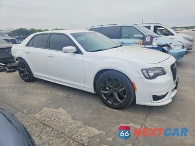 Czwarte zdjęcie samochodu z boku: 2022 CHRYSLER 300 TOURING L VIN:2C3CCADGXNH203793 - miniatura
