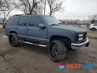 Czwarte zdjęcie samochodu z boku: 1999 GMC YUKON VIN:1GKEC13R9XJ755573 - miniatura