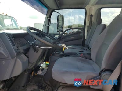 Zdjęcie 7 z 12 samochodu: 2021 ISUZU NPR HD CREW CAB FLATBED TRUCK VIN:54DC4J1D5MS206106 - miniatura