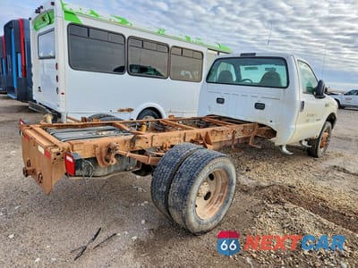 Trzecie zdjęcie samochodu z tyłu: 2004 FORD F550 SUPER DUTY VIN:1FDAF57PX4EB46977 - miniatura