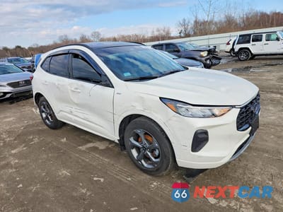 Czwarte zdjęcie samochodu z boku: 2023 FORD ESCAPE ST LINE VIN:1FMCU9MN0PUB35764 - miniatura