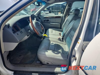 Zdjęcie 7 z 12 samochodu: 2001 LINCOLN TOWN CAR SIGNATURE VIN:1LNHM82WX1Y670046 - miniatura