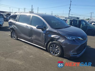 Czwarte zdjęcie samochodu z boku: 2022 TOYOTA SIENNA XLE 8-PASSENGER VIN:5TDJRKEC3NS116239 - miniatura