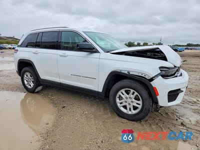 Czwarte zdjęcie samochodu z boku: 2022 JEEP GRAND CHEROKEE LAREDO VIN:1C4RJHAGXN8633564 - miniatura