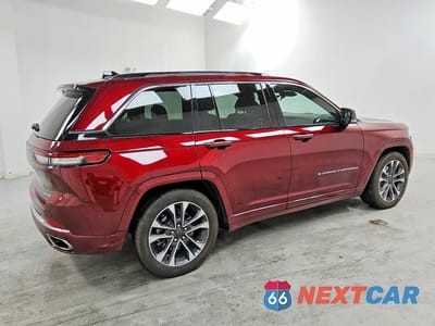 Trzecie zdjęcie samochodu z tyłu: 2023 JEEP GRAND CHEROKEE OVERLAND 4XE VIN:1C4RJYD62PC664052 - miniatura