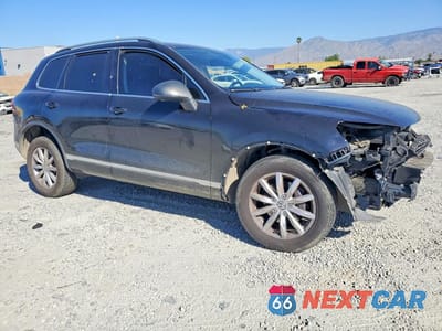 Czwarte zdjęcie samochodu z boku: 2015 VOLKSWAGEN TOUAREG V6 VIN:WVGEF9BP7FD006930 - miniatura