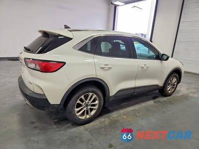 Trzecie zdjęcie samochodu z tyłu: 2022 FORD ESCAPE SE VIN:1FMCU9G64NUA60570 - miniatura