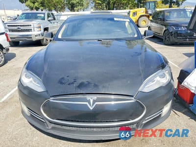 Piąte zdjęcie samochodu w środku: 2013 TESLA MODEL S VIN:5YJSA1CP8DFP11764 - miniatura