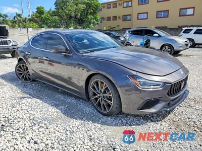 Czwarte zdjęcie samochodu z boku: 2023 MASERATI GHIBLI MODENA VIN:ZAM57YSM9PX414021 - miniatura