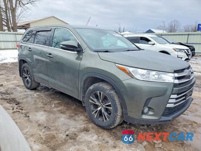Czwarte zdjęcie samochodu z boku: 2018 TOYOTA HIGHLANDER LE PLUS VIN:5TDBZRFH7JS802981 - miniatura