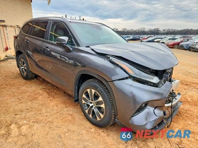 Czwarte zdjęcie samochodu z boku: 2023 TOYOTA HIGHLANDER XLE VIN:5TDKDRBH3PS042660 - miniatura