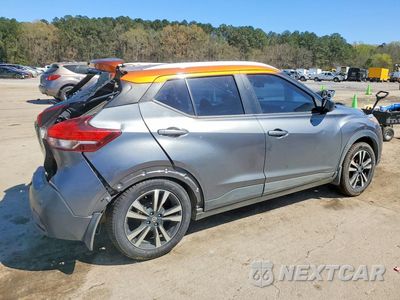 Trzecie zdjęcie samochodu z tyłu: 2020 NISSAN KICKS SV VIN:3N1CP5CV4LL563527 - miniatura