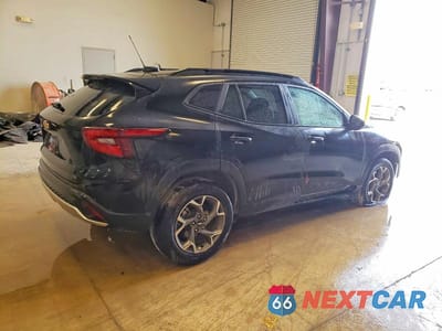 Trzecie zdjęcie samochodu z tyłu: 2025 CHEVROLET TRAX 1LT VIN:KL77LHEP2SC259727 - miniatura