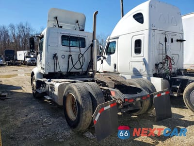 Trzecie zdjęcie samochodu z tyłu: 2019 VOLVO VNR SEMI TRUCK VIN:4V4W19DF2KN217893 - miniatura