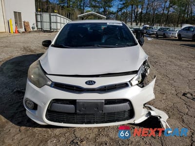 Piąte zdjęcie samochodu w środku: 2016 KIA FORTE KOUP SX VIN:KNAFZ6A35G5642607 - miniatura