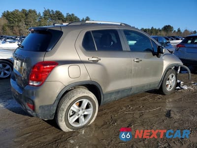 Trzecie zdjęcie samochodu z tyłu: 2022 CHEVROLET TRAX 1LT VIN:KL7CJPSM1NB566647 - miniatura