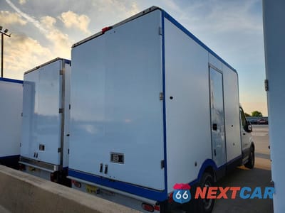 Trzecie zdjęcie samochodu z tyłu: 2022 FORD TRANSIT DELIVERY TRUCK VIN:1FDBW5Z89NKA01698 - miniatura