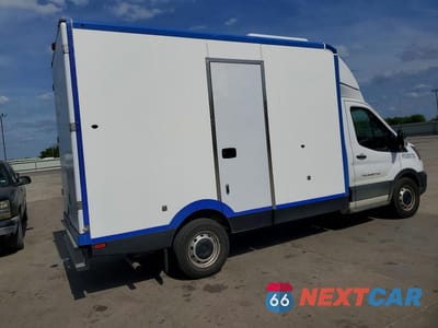 Trzecie zdjęcie samochodu z tyłu: 2022 FORD TRANSIT DELIVERY TRUCK VIN:1FDBW5Z8XNKA01693 - miniatura