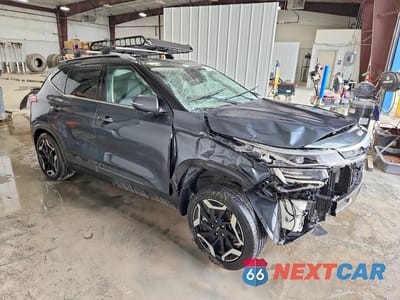 Czwarte zdjęcie samochodu z boku: 2024 KIA SELTOS SX VIN:KNDETCA70R7567176 - miniatura