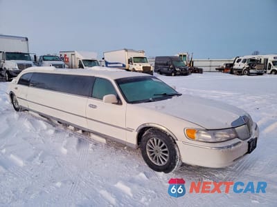 Czwarte zdjęcie samochodu z boku: 1998 LINCOLN TOWN CAR LIMOUSINE VIN:1L1LM81W1WY603839 - miniatura