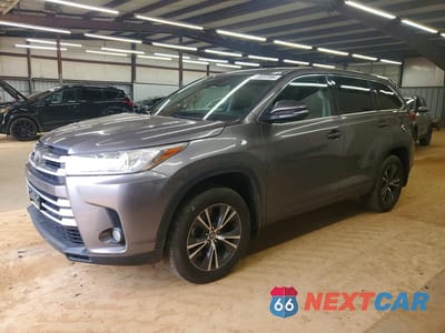 2018 TOYOTA HIGHLANDER LE PLUS 5TDBZRFH2JS908688 - główne zdjęcie licytacji z USA - miniatura
