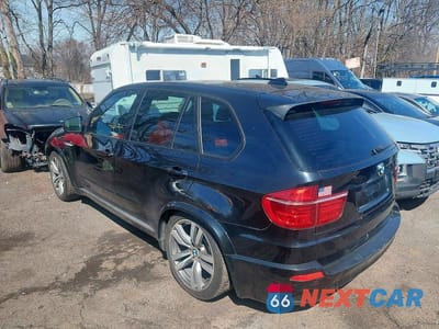 Trzecie zdjęcie samochodu z tyłu: 2013 BMW X5 M VIN:5YMGY0C57DLL15713 - miniatura