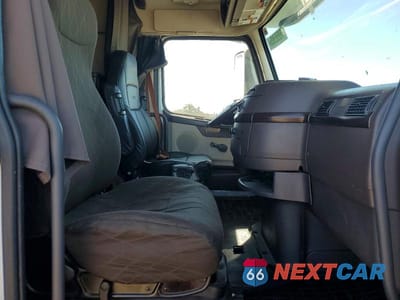 Piąte zdjęcie samochodu w środku: 2014 VOLVO VNL SEMI TRUCK VIN:4V4NC9EH7EN174971 - miniatura